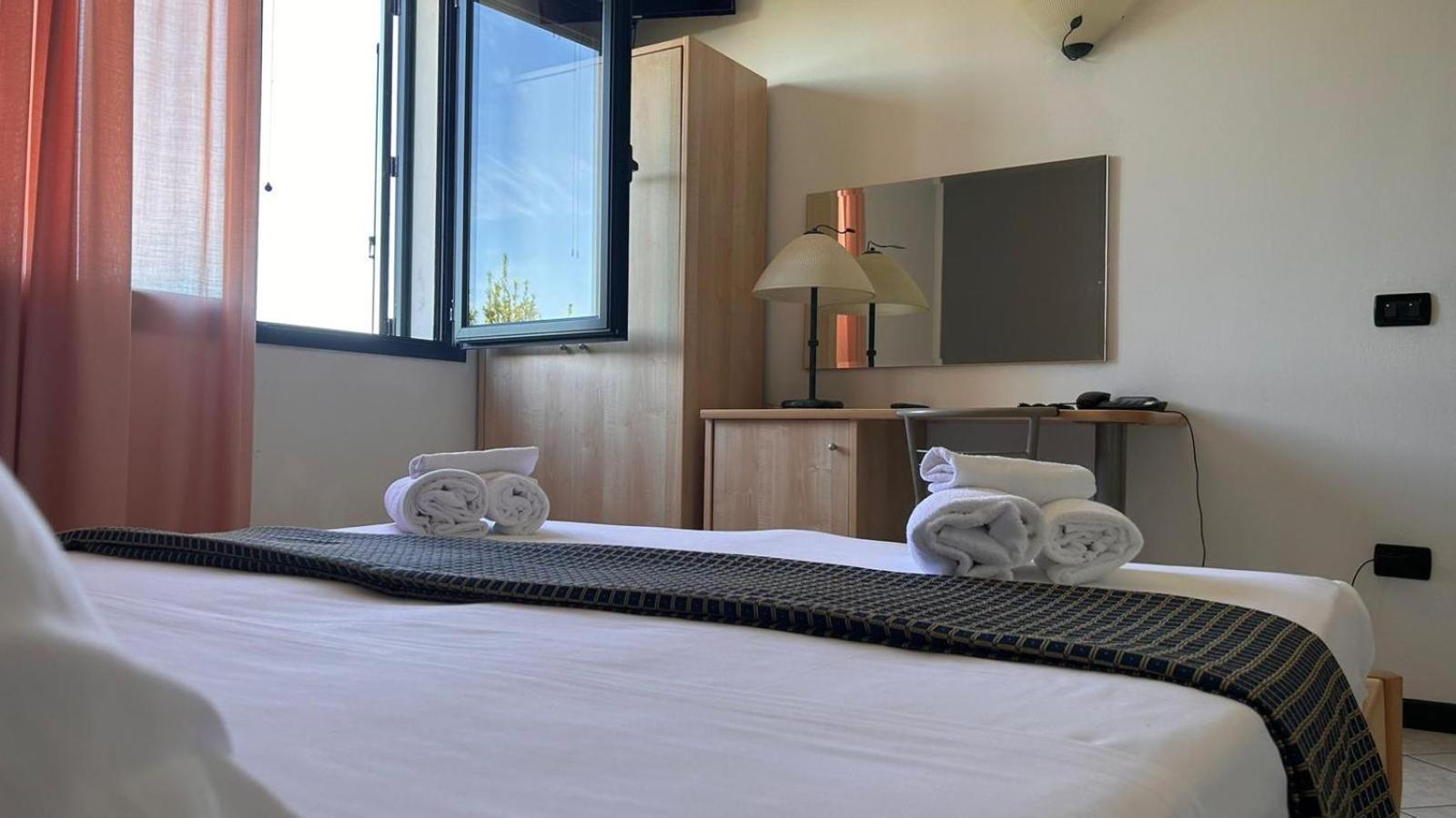 Hotel Gran Delta Di Alba-Invest Srl ロゾリーナ エクステリア 写真