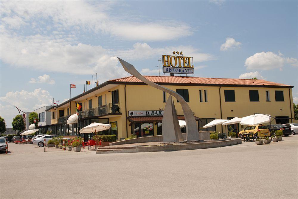 Hotel Gran Delta Di Alba-Invest Srl ロゾリーナ エクステリア 写真