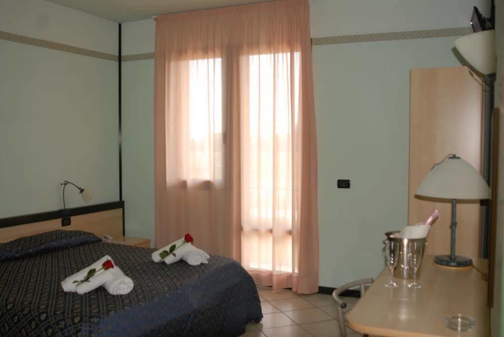Hotel Gran Delta Di Alba-Invest Srl ロゾリーナ エクステリア 写真